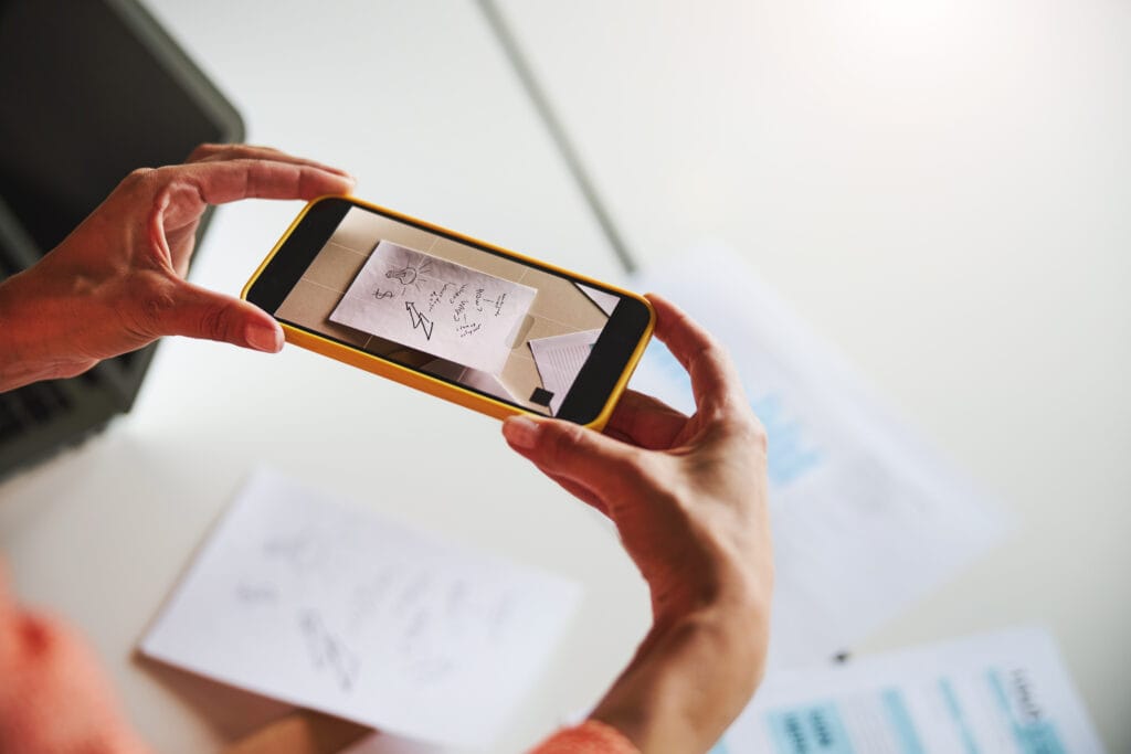 Documentos fisicos a PDF en iPhone 1 unrecognized woman personal assistant using cell p 2025 03 09 05 06 29 utc 1