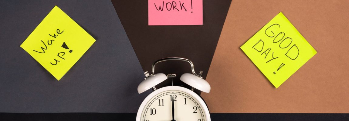 alarm-clock-and-stickers-with-motivational-inscrip-2025-03-15-00-33-32-utc (1) reducción de jornada laboral